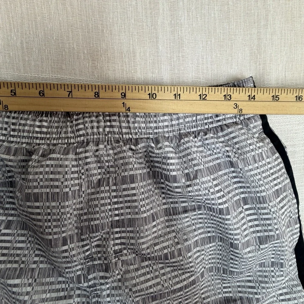 Nike Men's Swim Trunks Sz Medium Gray White Distorted Grid Print 9